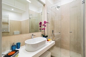 Shower, hair dryer, bidet, towels - Duomo Sea View Suite by Ortigia Apartments (Syracuse)