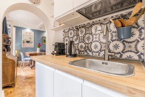 Departamento (2 Bedrooms) | Cocina privada | Microondas, cafetera de espresso y tetera eléctrica 