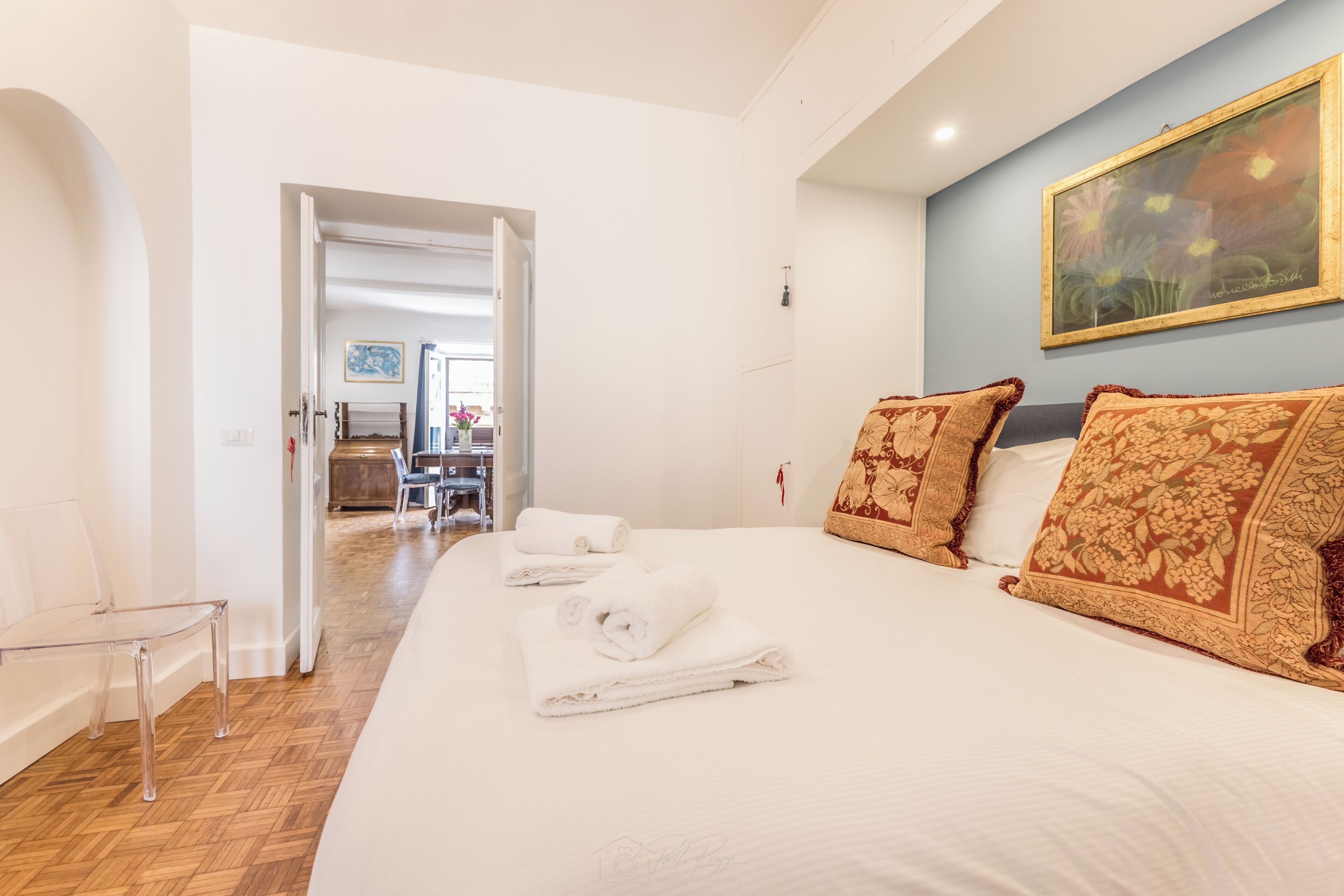 Habitación de hotel con una cama grande, un escritorio y una silla.