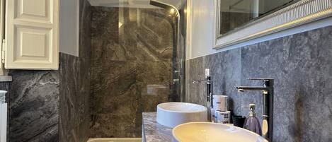 شقة (2 Bedrooms) | حمام | تجهيزات دش، مراحيض شطف