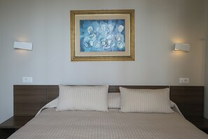 Tabla de planchar con plancha, wifi gratis y ropa de cama 