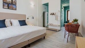 Une chambre d’hôtel moderne dotée d’un grand lit, d’un bureau avec une chaise, d’un espace douche et offrant une vue sur la ville.