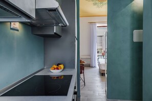 Refrigerador, parrilla de estufa y cafetera y tetera 