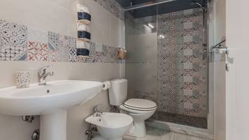 Douche, sĂšche-cheveux, serviettes fournies