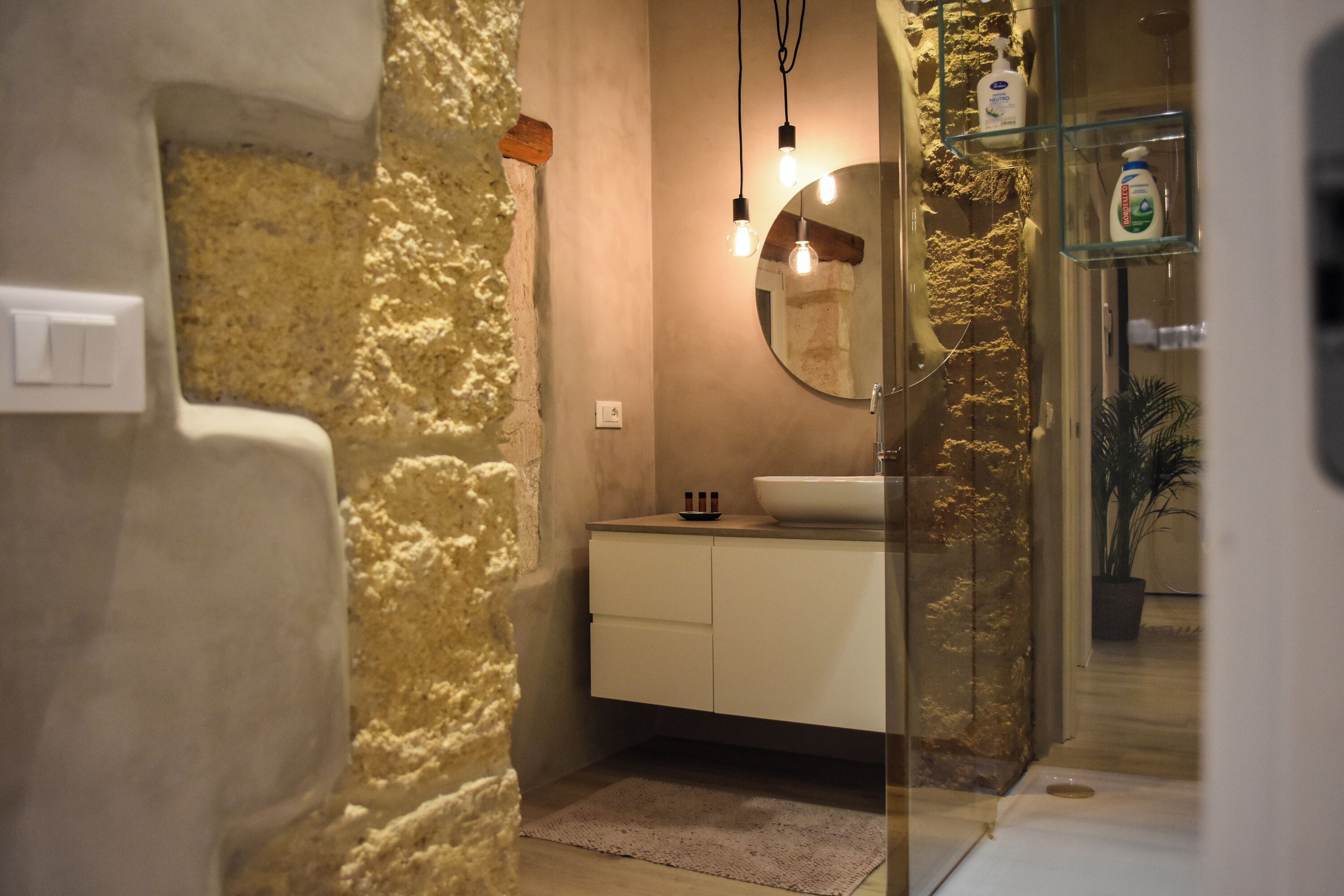 Shower, free toiletries, hair dryer, bidet