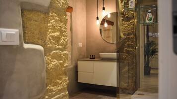 Shower, free toiletries, hair dryer, bidet