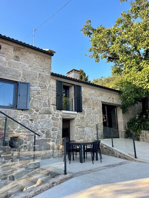 Outdoor dining - Rural house Reibón (Moaña)
