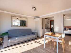 Basic Studio | Living area | TV - Apartamentos Alhambra Granada 3000 (Granada)
