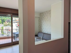 Apartment, Mountain View | Living area | 30-inch TV with digital channels - Spina Verde (Como)