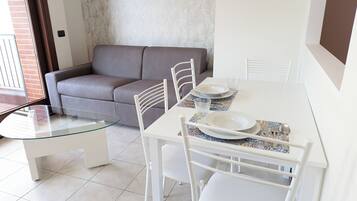 Apartment, Mountain View | Premium bedding, down comforters, iron/ironing board, cribs/infant beds