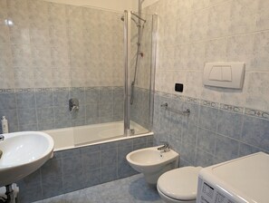 Apartment, Mountain View | Bathroom | Bathtub, free toiletries, hair dryer, bidet - Spina Verde (Como)