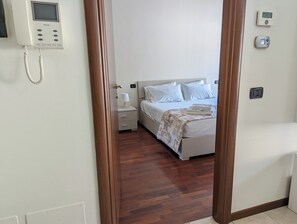 أغطية فراش متميزة وألحفة محشوة بالريش ومكواة/لوح كي وأسرّة أطفال/رضّع