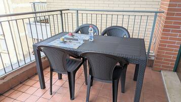 Apartment, Mountain View | Premium bedding, down comforters, iron/ironing board, cribs/infant beds