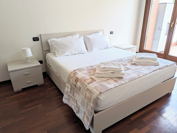 公寓, 山景 | 高級寢具、羽絨被、熨斗/熨衣板、搖籃/嬰兒床