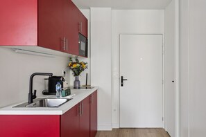 Fridge, microwave, stovetop, toaster - Lavie Maison : Studio Batignolles & Montmartre (Paris)