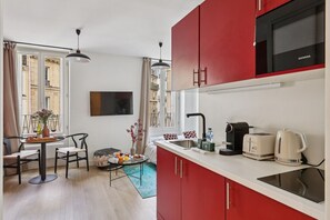 Fridge, microwave, stovetop, toaster - Lavie Maison : Studio Batignolles & Montmartre (Paris)