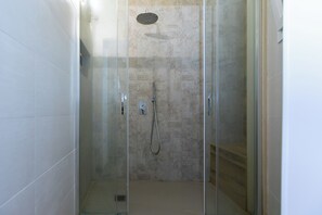 Shower, hair dryer, bidet, towels - Suite Eveneto by Ortigia Apartments (Syracuse)