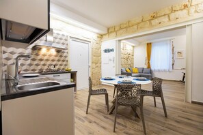 Fridge, microwave, oven, stovetop - Suite Eveneto by Ortigia Apartments (Syracuse)