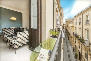 Outdoor dining - Casa Lumia by Ortigia Apartments (Syracuse)