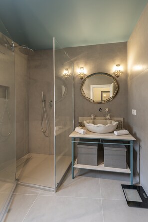 Shower, hair dryer, bidet, towels - Casa Lumia by Ortigia Apartments (Syracuse)