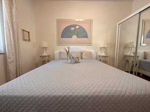 Tabla de planchar con plancha, wifi gratis y ropa de cama 