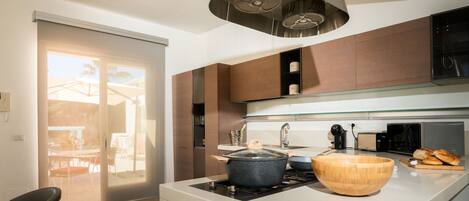 Kjøleskap, mikrobølgeovn, ovn og kokeplater