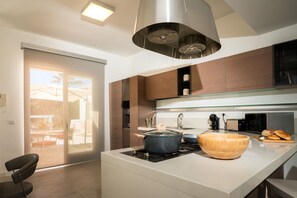 Fridge, microwave, oven, stovetop - Villa Elena by Ortigia Apartments (Isola)