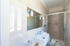 Shower, hair dryer, towels - Ortigia Terrazza Su Due Mari by Ortigia Apartm... (Syracuse)