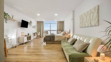 Een strijkplank/strijkijzer, wifi, beddengoed