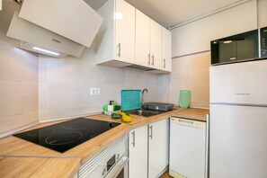 冰箱、微波炉、烤箱、炉灶