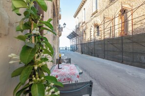 Outdoor dining - Casa Ariadne by Ortigia Apartments (Syracuse)