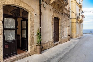 Exterior detail - Casa Ariadne by Ortigia Apartments (Syracuse)