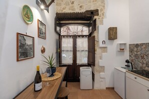 Fridge, stovetop, coffee/tea maker, cookware/dishes/utensils - Casa Ariadne by Ortigia Apartments (Syracuse)