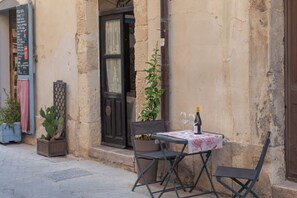 Outdoor dining - Casa Ariadne by Ortigia Apartments (Syracuse)