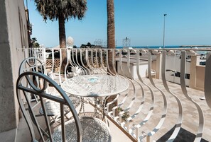 Outdoor dining - Marina Homes by Ortigia Apartments (Syracuse)