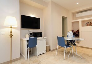 Dining - Marina Homes Standard 1 by Ortigia Apartments (Syracuse)