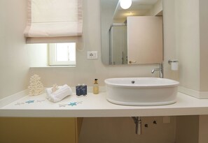 Shower, hair dryer, bidet, towels - Marina Homes Standard 1 by Ortigia Apartments (Syracuse)