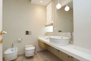 Shower, hair dryer, bidet, towels - Marina Homes Standard 1 by Ortigia Apartments (Syracuse)