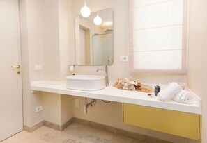 Shower, hair dryer, bidet, towels - Marina Homes Standard 2 by Ortigia Apartments (Syracuse)