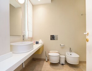 Shower, hair dryer, bidet, towels - Marina Homes Standard 2 by Ortigia Apartments (Syracuse)
