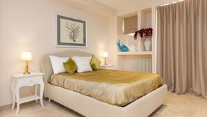 Een netjes ingerichte slaapkamer met een bed, twee nachtkastjes, een lijstwerk, een radiator en een raam met gordijnen.