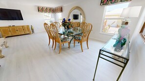 Dining - Crescent Arms Vacation Rentals Villa 12 Siesta Key Florida DISCOUNTS APRIL (Sarasota)