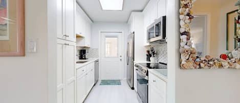 Réfrigérateur, four à micro-ondes, surface de cuisson, lave-vaisselle