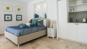 Ein Schlafzimmer mit Bett, Nachttisch und Kleiderschrank.