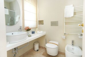 Shower, hair dryer, bidet, towels - Marina Homes Deluxe 1 by Ortigia Apartments (Syracuse)