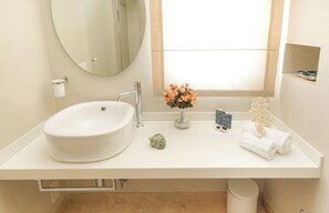 Shower, hair dryer, bidet, towels - Marina Homes Deluxe 1 by Ortigia Apartments (Syracuse)