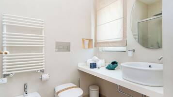 Doccia, asciugacapelli, bidet, asciugamani