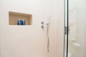 Shower, hair dryer, bidet, towels - Marina Homes Deluxe 2 by Ortigia Apartments (Syracuse)