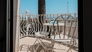 A balcony with a white railing, two metal chairs, and a small table. - Marina Homes Deluxe Sea View 2 Ortigiapartments (Syracuse)