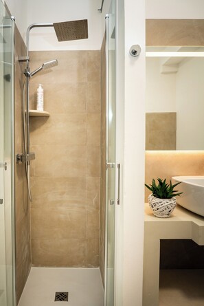 Dusche, Haartrockner, Bidet, Handtücher